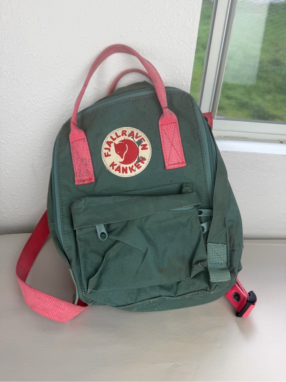 FJALLRAVEN Mini Kanken Backpack Green Pink.